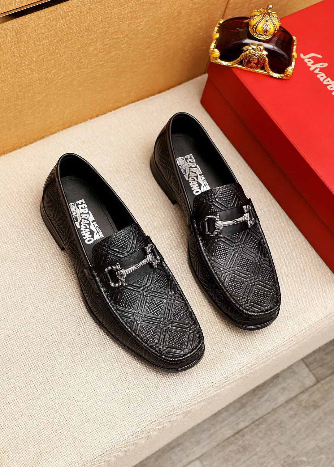 Men's shoes 💰460 💐 Product trademark: Ferragamo "Ferragamo" casual leather shoes Regular size: 38-44 (45.46🉑️customized) Product materials: Selected imported first-layer calfskin embossed upper + luxury hardware buckle, imported water-dyed cow leather lining. Strong three-dimensional visual effect, original rubber outsole Color: 1⃣️color optional